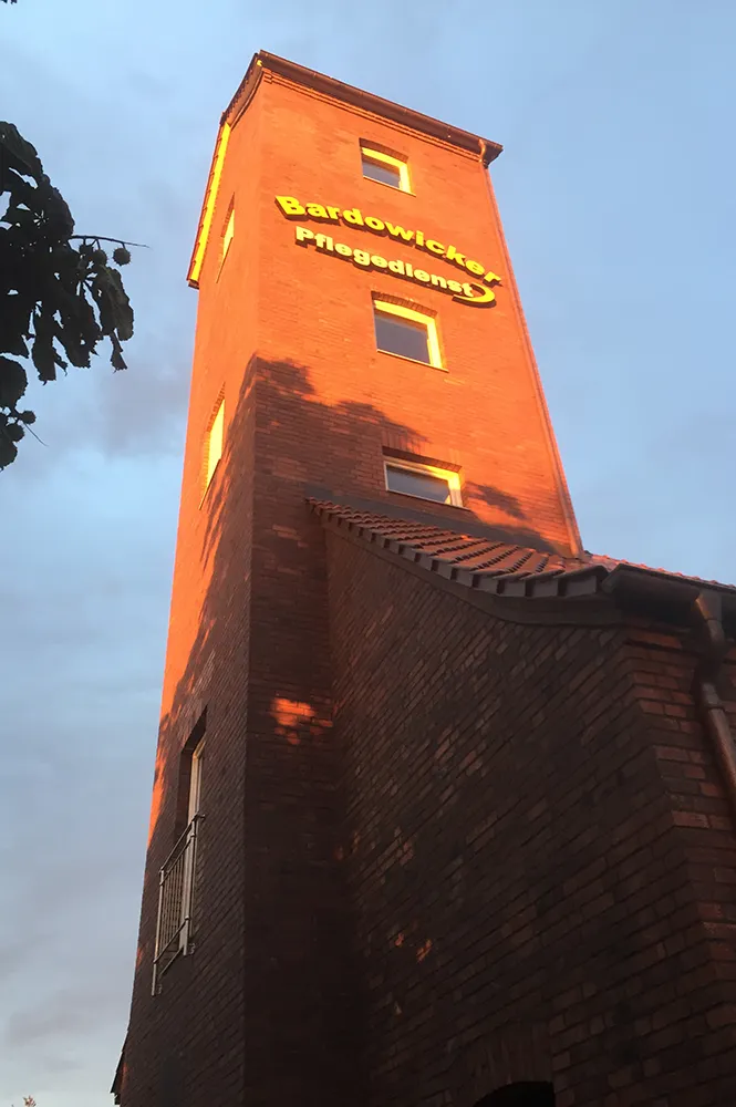 Turm mit dem Schriftzug Bardowicker Pflegedienst